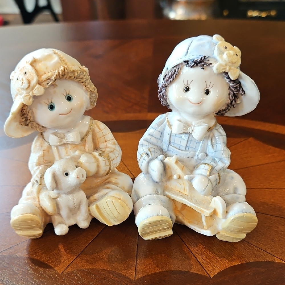 VTG Greenbrier International Polystone Figurine Set of 2